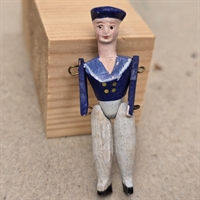 bemalet-soemandstoej-blaat-hvidt-traefigur-bevaegelige-arme-ben-gammel-dukke